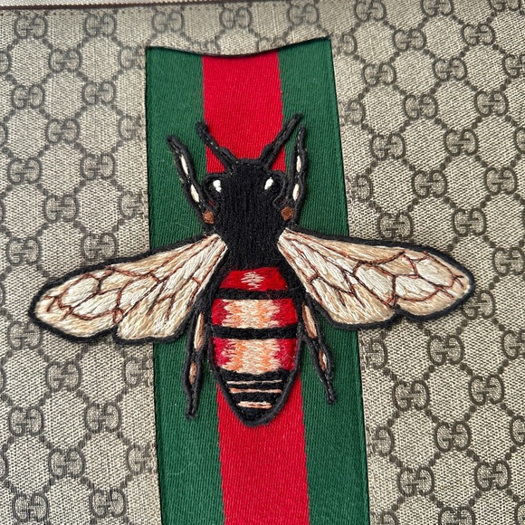 💚❤️ GUCCI ❤️💚 Bee Wristlet Clutch (RARE) - Picture 3 of 9